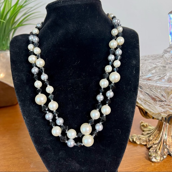Where was that Jewelry - 💰2/$25 Vintage double strand layered ivory & grey Pearl beaded necklace 18”+ 2”